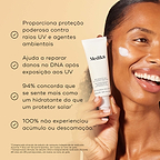 Uma mulher sorridente com um pouco de creme na bochecha segura o tubo de Advanced Day Ultimate Protect contra um fundo bege. Os marcadores listam os benefícios: poderosa proteção UV e ambiental, ajuda a reparar danos no DNA, 94% concorda que parece mais um hidratante, e 100% não experienciou acúmulo ou descamação.
