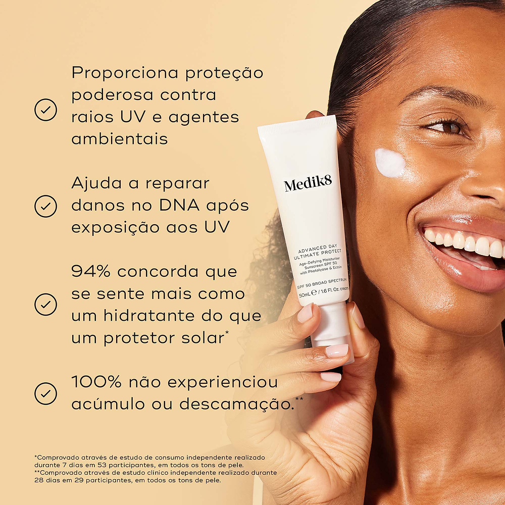 Uma mulher sorridente com um pouco de creme na bochecha segura o tubo de Advanced Day Ultimate Protect contra um fundo bege. Os marcadores listam os benefícios: poderosa proteção UV e ambiental, ajuda a reparar danos no DNA, 94% concorda que parece mais um hidratante, e 100% não experienciou acúmulo ou descamação.
