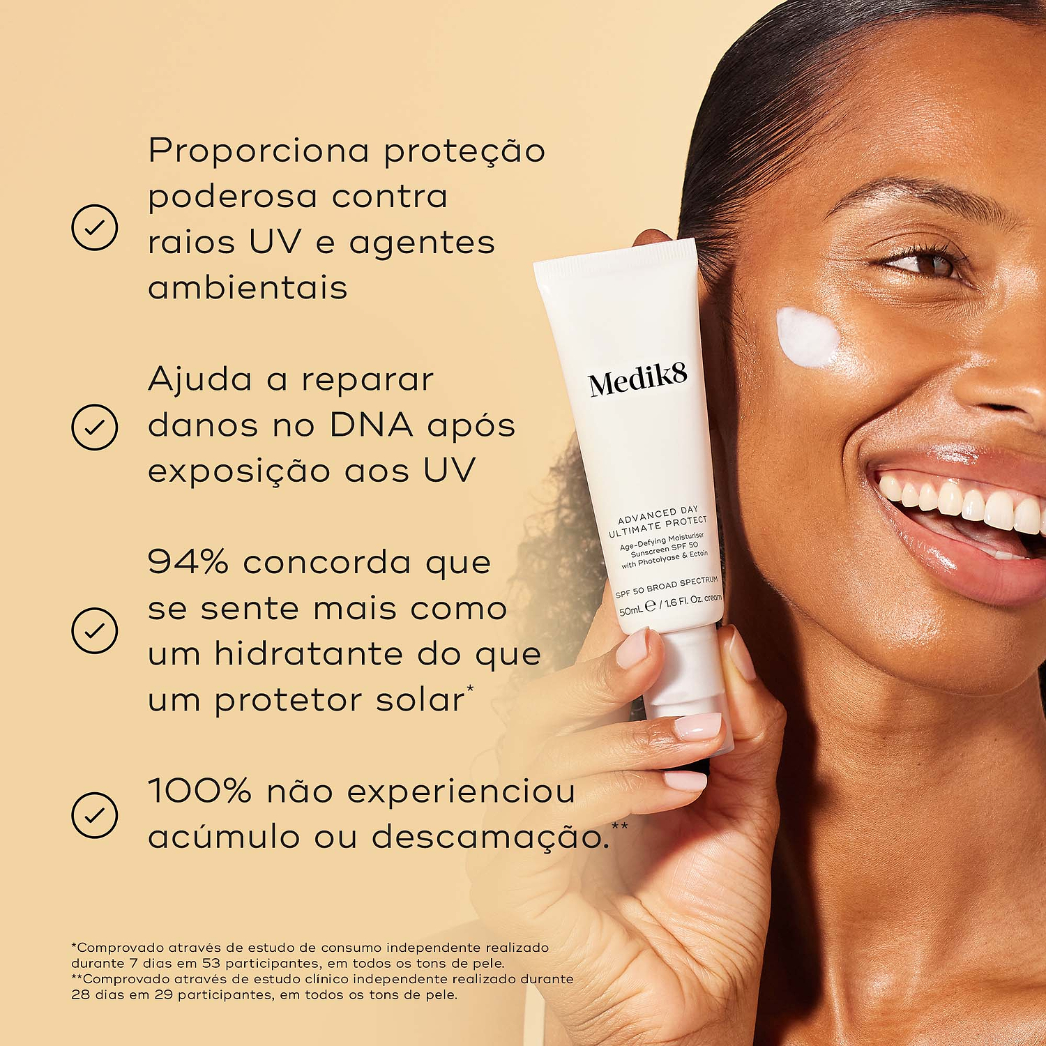 Uma mulher sorridente com um pouco de creme na bochecha segura o tubo de Advanced Day Ultimate Protect contra um fundo bege. Os marcadores listam os benefícios: poderosa proteção UV e ambiental, ajuda a reparar danos no DNA, 94% concorda que parece mais um hidratante, e 100% não experienciou acúmulo ou descamação.