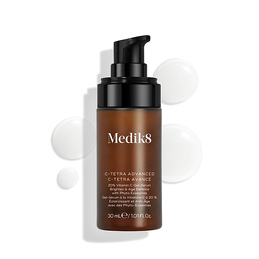 Frasco do Medik8 C-Tetra Advanced apresentado sobre um fundo branco limpo, com gotas de sérum translúcidas, destacando a sua textura leve de gel-sérum.
