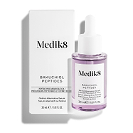 Frasco do sérum Medik8 Bakuchiol Peptides com líquido roxo colocado ao lado da sua embalagem exterior branca, sobre um fundo branco limpo.