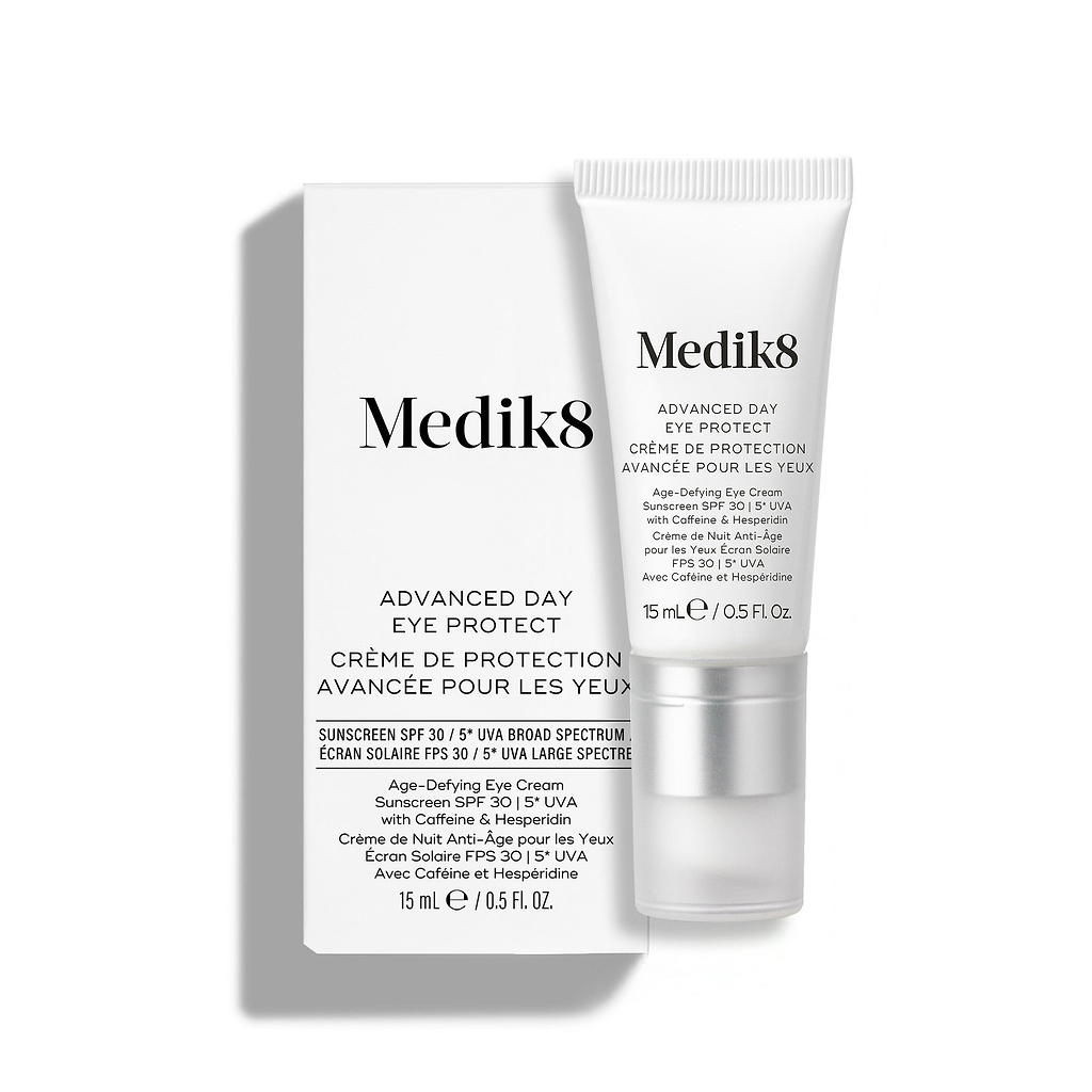 Produto Medik8 Advanced Day Eye Protect colocado à frente da sua embalagem de cartão correspondente.