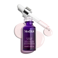 Frasco de vidro roxo escuro com conta-gotas do Medik8 Hydr8 B5 Intense, apresentado com a pipeta aberta posicionada sobre gotas de sérum rosa-claro, sobre um fundo branco limpo.
