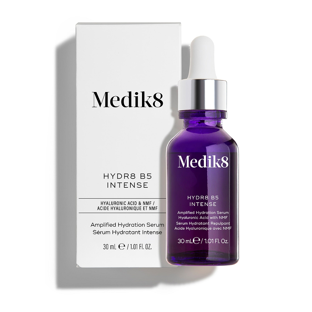Frasco de vidro roxo escuro com conta-gotas do Medik8 Hydr8 B5 Intense colocado ao lado da sua embalagem exterior branca correspondente, sobre um fundo branco limpo.