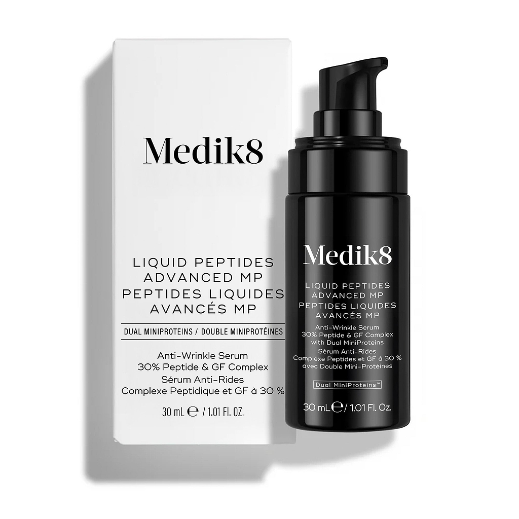 Frasco com doseador do Medik8 Liquid Peptides Advanced MP colocado ao lado da sua embalagem de cartão branca, sobre um fundo branco.