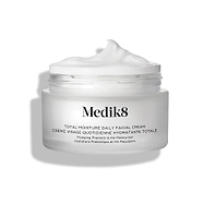 Frasco de vidro fosco aberto do creme Medik8 Total Moisture Daily Facial Cream, com uma porção de creme branco em relevo no topo, apresentado sobre um fundo branco limpo.