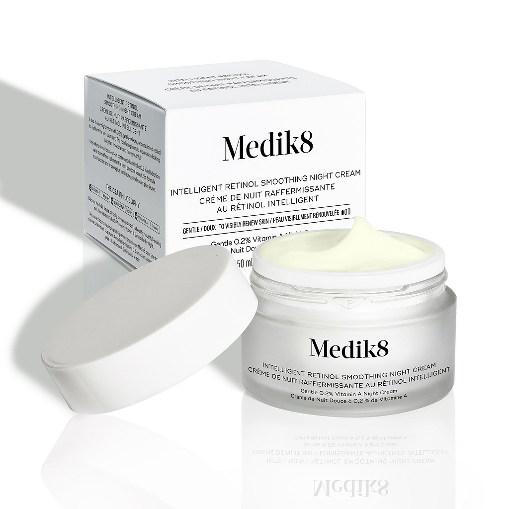 Imagem do frasco do creme Medik8 Intelligent Retinol Smoothing Night Cream com a sua embalagem de cartão do produto.