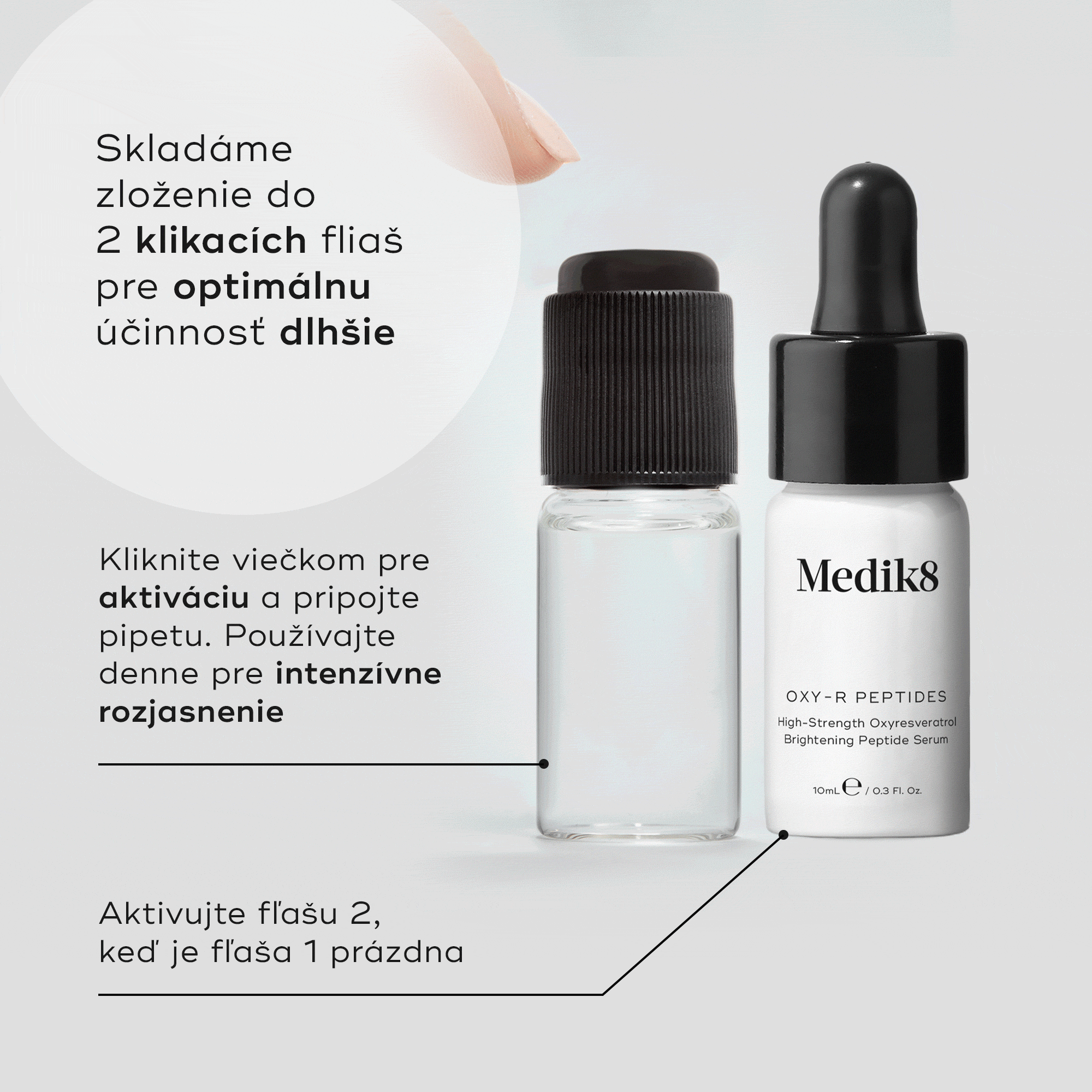 GIF – Ilustrácia produktu Oxy-R Peptides, na ktorej sú zobrazené dve malé fľaštičky séra. Prst tlačí na čierny uzáver priehľadnej fľaštičky, vo vnútri ktorej sa viditeľne mieša oranžovo-hnedá tekutina, čo naznačuje aktiváciu. Druhá fľaštička je biela s čiernou kvapkadlom a má nápis  OXY-R PEPTIDES High-Strength Oxyresveratrol Brightening Peptide Serum.  Text uvádza: Našu formulu sme rozdelili do dvoch fľaštičiek aktivovaných stlačením, aby sme zabezpečili optimálnu účinnosť po dlhšiu dobu. 