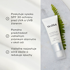 Tuba krému Advanced Day Eye Protect leží na mramorovom povrchu vedľa zeleného listu paprade. Text zdôrazňuje ochranu SPF 30, prevenciu viditeľných známok starnutia a schopnosť rozjasniť očné okolie a zmierniť opuchy.
