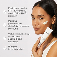 Model drží tubu Medik8 Advanced Day Total Protect vedľa zoznamu benefitov so symbolmi zaškrtnutia. Text zdôrazňuje, že poskytuje silnú ochranu SPF 30 proti UVA a UVB žiareniu, pomáha predchádzať viditeľným prejavom starnutia, vytvára neviditeľný vyhladzujúci základ pod make-up a hĺbkovo hydratuje pleť.
