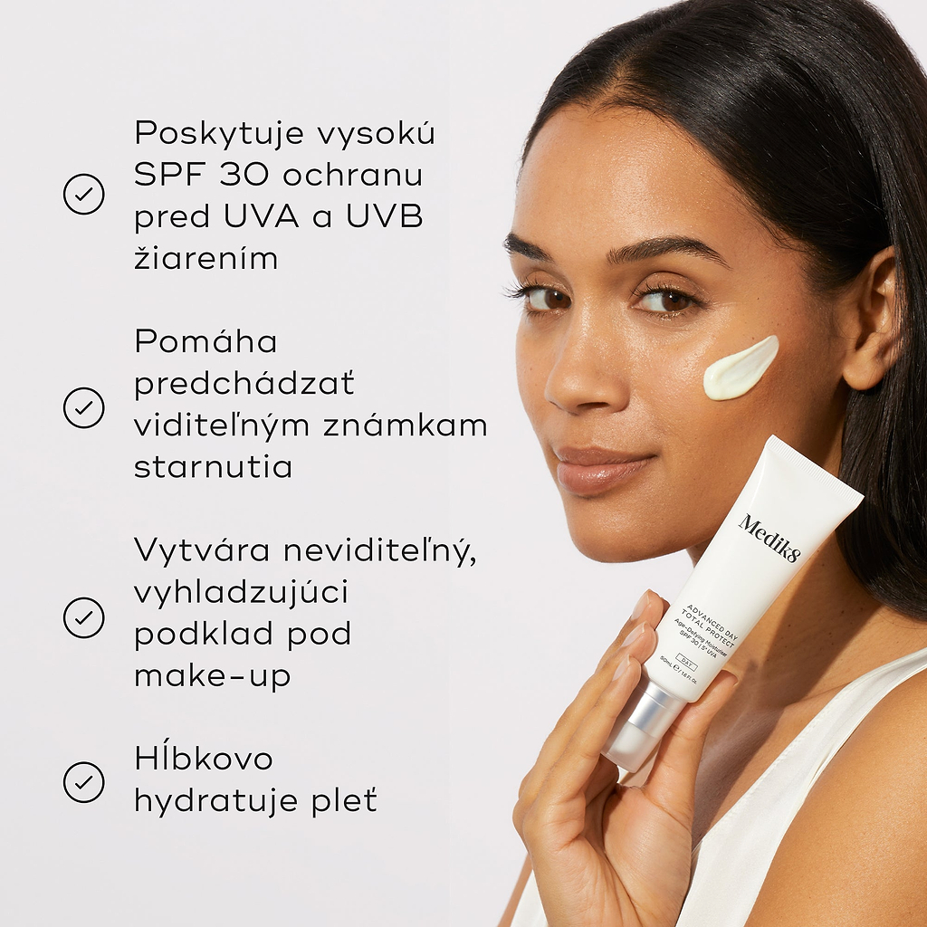 Model drží tubu Medik8 Advanced Day Total Protect vedľa zoznamu benefitov so symbolmi zaškrtnutia. Text zdôrazňuje, že poskytuje silnú ochranu SPF 30 proti UVA a UVB žiareniu, pomáha predchádzať viditeľným prejavom starnutia, vytvára neviditeľný vyhladzujúci základ pod make-up a hĺbkovo hydratuje pleť.
