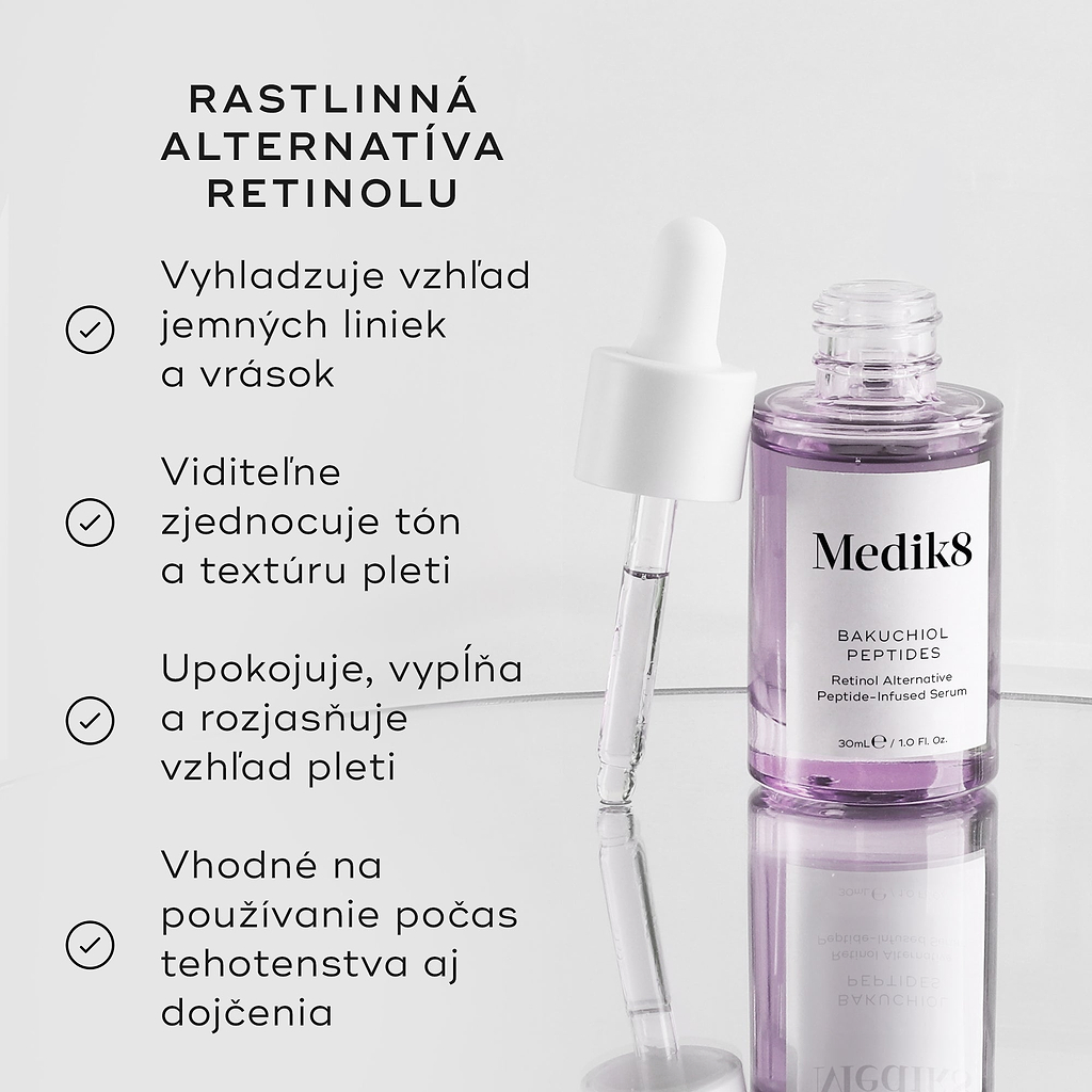 Fialová sklenená fľaštička séra Bakuchiol Peptides je zobrazená spolu s kvapkadlom. Text naľavo vyzdvihuje produkt ako RASTLINNÚ ALTERNATÍVU RETINOLU s benefitmi, medzi ktoré patrí: vyhladenie jemných línií a vrások, viditeľné zjednotenie tónu a textúry pleti, upokojenie, vyplnenie a rozjasnenie vzhľadu pokožky a vhodnosť na použitie počas tehotenstva/dočenia.