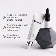 The Balance Moisturiser a Glycolic Acid Activator sú umiestnené na geometrickom sivom objekte. Tri odrážky so symbolmi zaškrtnutia uvádzajú benefity: podporuje viditeľne zjemnenú a zmatnenú pleť, pomáha udržiavať zdravý kožný mikrobióm a hydratuje a zjemňuje pleť.
