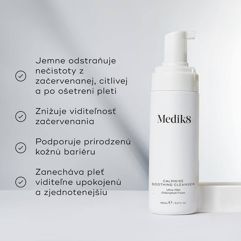 Dvojitý obrázok, na ktorom je fľaša s čistiacim prípravkom vedľa zoznamu výhod, medzi ktoré patrí:  Jemne odstraňuje nečistoty z začervenanej, citlivej a ošetrenej pleti  a  Zmierňuje viditeľnosť začervenania. 