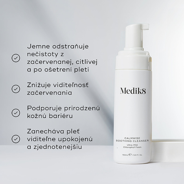 Dvojitý obrázok, na ktorom je fľaša s čistiacim prípravkom vedľa zoznamu výhod, medzi ktoré patrí:  Jemne odstraňuje nečistoty z začervenanej, citlivej a ošetrenej pleti  a  Zmierňuje viditeľnosť začervenania. 