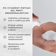 Pena Medik8 Clarifying Foam nanesená na dlaň, zobrazená vedľa zoznamu výhod na bielom pozadí s bublinkami. Text zdôrazňuje jej zloženie s vyváženým pH, ktoré viditeľne vyhladzuje, čistí a upokojuje pleť; zmierňuje výskyt nedokonalostí; predchádza ich vzniku; a zanecháva pleť upokojenú a vyváženú.