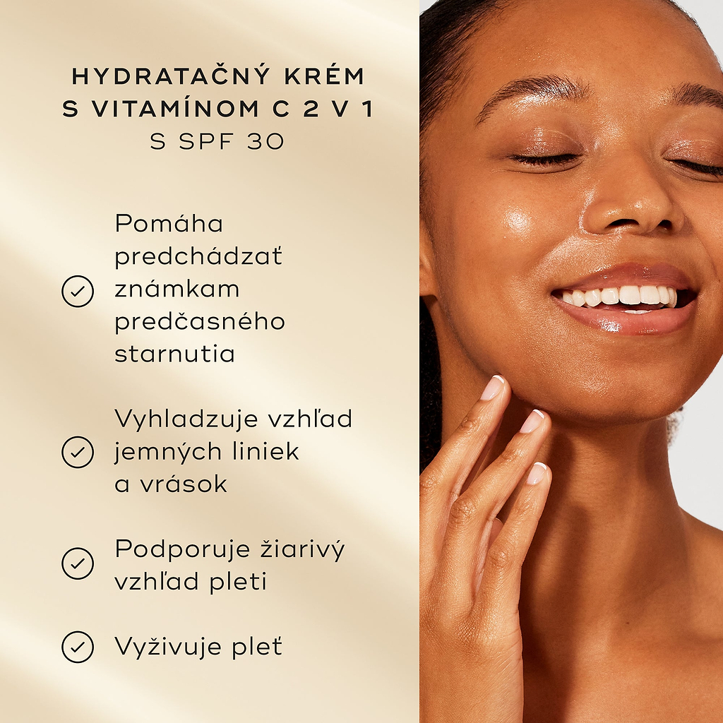 Modelka s rozjasnenou pleťou sa usmieva vedľa zoznamu benefitov na jemnom zlatom pozadí. Text zvýrazňuje 2-v-1 vitamín C hydratačný krém so SPF 30: zabraňuje prejavom predčasného starnutia, zvyšuje žiarivosť pleti, hydratuje pleť a 100 % súhlasí, že ich pokožka je chránená počas celého dňa.
