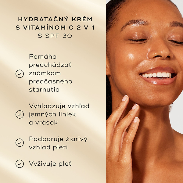 Modelka s rozjasnenou pleťou sa usmieva vedľa zoznamu benefitov na jemnom zlatom pozadí. Text zvýrazňuje 2-v-1 vitamín C hydratačný krém so SPF 30: zabraňuje prejavom predčasného starnutia, zvyšuje žiarivosť pleti, hydratuje pleť a 100 % súhlasí, že ich pokožka je chránená počas celého dňa.
