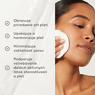 Zoznam benefitov je zobrazený vedľa modelky používajúcej tonikum, pričom sprievodný text uvádza, že produkt obnovuje rovnováhu pH pleti, upokojuje pleť, sťahuje póry a pomáha vstrebávaniu ďalších aktívnych látok v starostlivosti o pleť.