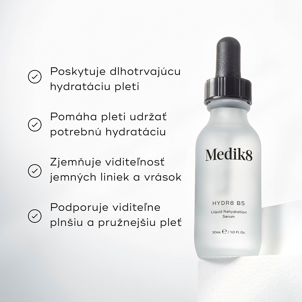 Fľaštička séra Medik8 Hydr8 B5 stojí na bielom podstavci na jasnom bielom pozadí. Text zvýrazňuje, že produkt poskytuje dlhotrvajúcu hydratáciu pleti, pomáha pokožke udržiavať dôležitú vlhkosť, zjemňuje vzhľad jemných liniek a vrások a podporuje viditeľne plnšiu a pružnejšiu pleť.