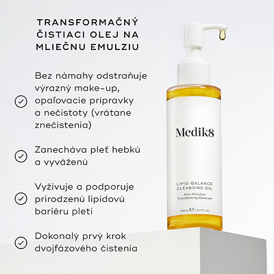 Fľaštička Lipid-Balance Cleansing Oil stojí na bielom bloku. Text uvádza benefity vrátane odstránenia ťažkého make-upu, podpory lipidovej bariéry a premeny na čistiace mlieko pri kontakte s vodou.
