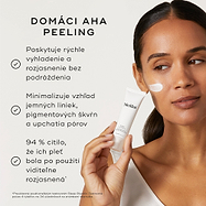Na neutrálnom, krémovo bielom pozadí je zobrazená osoba, ktorá drží tubu prípravku Medik8 Sleep Glycolic a na líci má nanesenú vrstvu bieleho krému. Text vyzdvihuje jeho výhody ako domáceho AHA peelingu, ktorý prináša rýchle výsledky v podobe vyhladenia a rozjasnenia pleti – bez podráždenia – a minimalizuje výskyt jemných vrások, tmavých škvŕn a upchatých pórov. Uvádza sa tu tiež, že 94 % používateľov malo pocit, že ich pleť bola po použití viditeľne rozjasnená. 