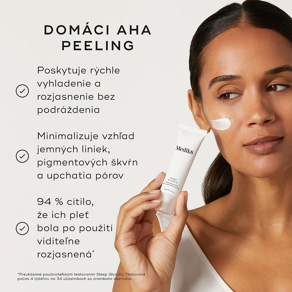 Na neutrálnom, krémovo bielom pozadí je zobrazená osoba, ktorá drží tubu prípravku Medik8 Sleep Glycolic a na líci má nanesenú vrstvu bieleho krému. Text vyzdvihuje jeho výhody ako domáceho AHA peelingu, ktorý prináša rýchle výsledky v podobe vyhladenia a rozjasnenia pleti – bez podráždenia – a minimalizuje výskyt jemných vrások, tmavých škvŕn a upchatých pórov. Uvádza sa tu tiež, že 94 % používateľov malo pocit, že ich pleť bola po použití viditeľne rozjasnená. 