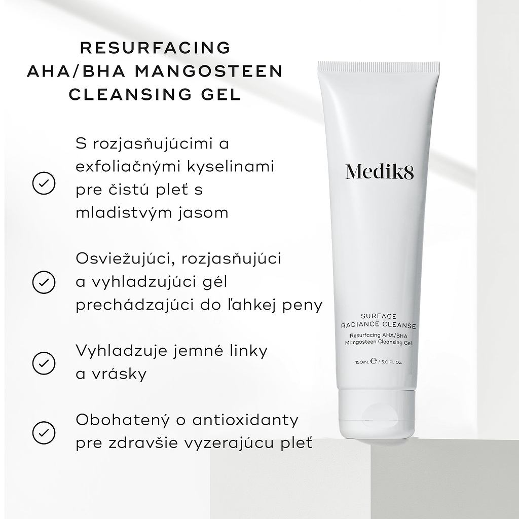 Tuba prípravku Medik8 Surface Radiance Cleanse na svetlom pozadí s grafickým motívom začiarknutia. Text vyzdvihuje jeho výhody: rozjasňujúce a exfoliačné kyseliny pre mladistvý lesk, osviežujúce a vyhladzujúce zloženie v podobe gélu, ktorý sa mení na ľahkú penu, vyhladzuje jemné linky a vrásky a je obohatené o antioxidanty pre zdravý vzhľad pleti.