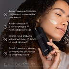 Osoba s ťahom krému na líci drží fľaštičku Medik8 r-Retinoate Intense. Tvrdí sa, že je 8× silnejší a 11× rýchlejší než klasický retinol, s výrazným znížením vrások a tmavých škvŕn už za 4 týždne.
