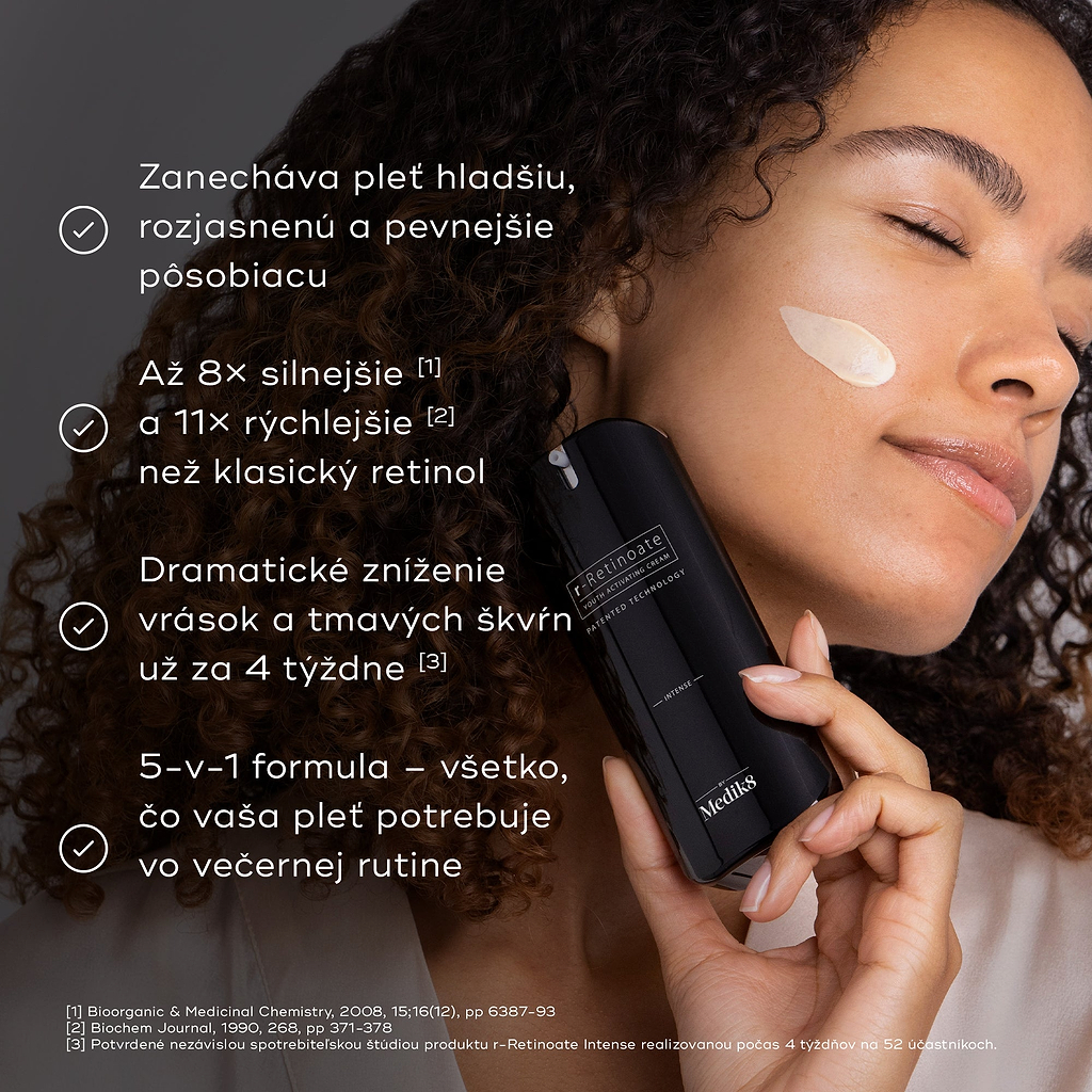 Osoba s ťahom krému na líci drží fľaštičku Medik8 r-Retinoate Intense. Tvrdí sa, že je 8× silnejší a 11× rýchlejší než klasický retinol, s výrazným znížením vrások a tmavých škvŕn už za 4 týždne.
