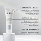 Tuba krému Advanced Day Eye Protect stojí na bielom podstavci. Text zvýrazňuje pokročilé UV filtre pre ochranu SPF 30, extrakt z moringy na ochranu pred environmentálnymi stresormi a kofeín s hesperidínom na zmiernenie tmavých kruhov a opuchov v okolí očí.
