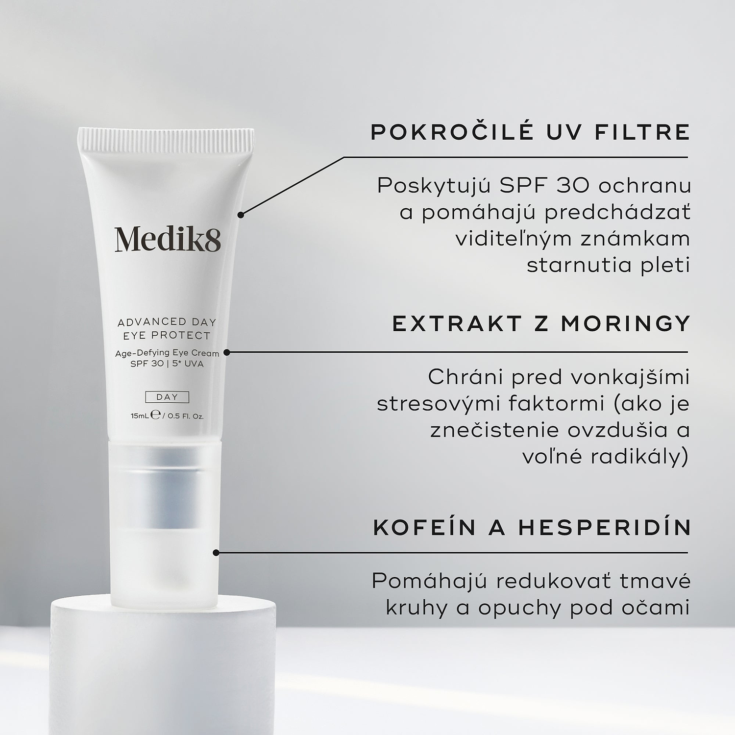 Tuba krému Advanced Day Eye Protect stojí na bielom podstavci. Text zvýrazňuje pokročilé UV filtre pre ochranu SPF 30, extrakt z moringy na ochranu pred environmentálnymi stresormi a kofeín s hesperidínom na zmiernenie tmavých kruhov a opuchov v okolí očí.
