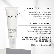 Tuba Medik8 Advanced Day Total Protect stojí na bielom podstavci na čistom sivom pozadí. Text zvýrazňuje kľúčové zložky: pokročilé UV filtre poskytujúce ochranu SPF 30 a prevenciu viditeľného starnutia pleti, extrakt z moringy na ochranu pred environmentálnymi stresormi, ako je znečistenie ovzdušia a voľné radikály, a kyselinu hyalurónovú viacerých molekulových hmotností na hĺbkovú hydratáciu pokožky.
