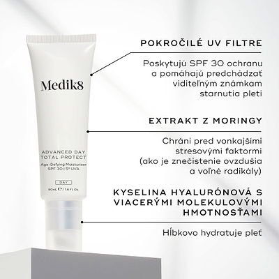 Tuba Medik8 Advanced Day Total Protect stojí na bielom podstavci na čistom sivom pozadí. Text zvýrazňuje kľúčové zložky: pokročilé UV filtre poskytujúce ochranu SPF 30 a prevenciu viditeľného starnutia pleti, extrakt z moringy na ochranu pred environmentálnymi stresormi, ako je znečistenie ovzdušia a voľné radikály, a kyselinu hyalurónovú viacerých molekulových hmotností na hĺbkovú hydratáciu pokožky.

