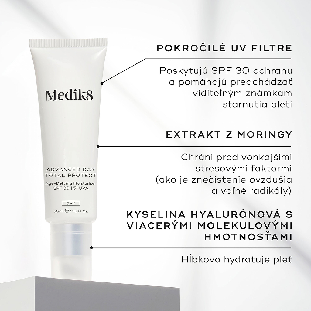 Tuba Medik8 Advanced Day Total Protect stojí na bielom podstavci na čistom sivom pozadí. Text zvýrazňuje kľúčové zložky: pokročilé UV filtre poskytujúce ochranu SPF 30 a prevenciu viditeľného starnutia pleti, extrakt z moringy na ochranu pred environmentálnymi stresormi, ako je znečistenie ovzdušia a voľné radikály, a kyselinu hyalurónovú viacerých molekulových hmotností na hĺbkovú hydratáciu pokožky.
