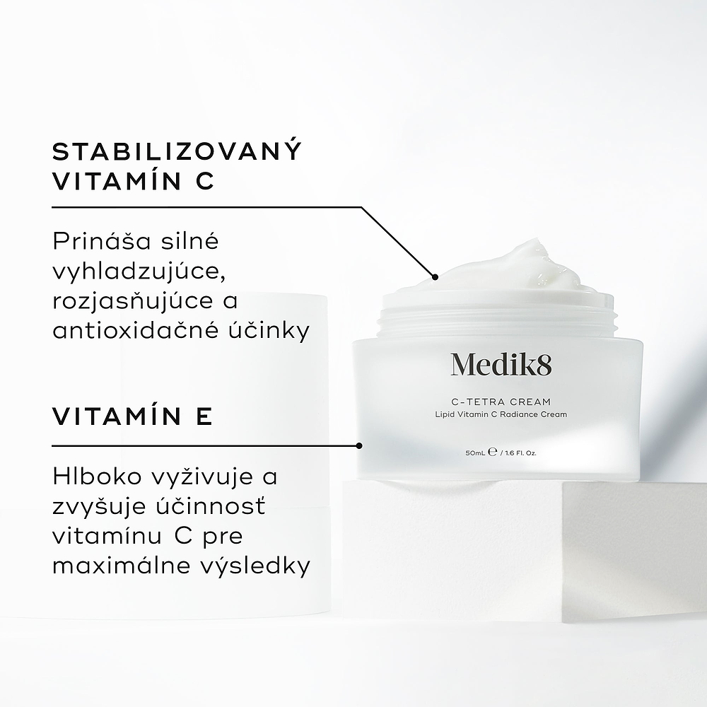 Otvorený kelímok krému Medik8 C-Tetra na bielom kamennom bloku na čistom bielom pozadí. Obrázok znázorňuje dve kľúčové zložky a ich benefity: stabilizovaný vitamín C, ktorý poskytuje silné vyhladzujúce, rozjasňujúce a antioxidačné účinky, a vitamín E, ktorý hĺbkovo vyživuje a posilňuje účinok vitamínu C pre maximálne výsledky.