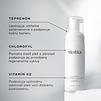 Fľaša čistiaceho prípravku Medik8 Calmwise Soothing Cleanser vystavená na bielom podstavci. Čiary spájajú fľašu s textom, ktorý vysvetľuje hlavné zložky:  teprenón  na upokojenie začervenania,  chlorofyl  na prečistenie pleti a  vitamín K2  na posilnenie pleti.