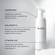 Fľaša čistiaceho prípravku Medik8 Calmwise Soothing Cleanser vystavená na bielom podstavci. Čiary spájajú fľašu s textom, ktorý vysvetľuje hlavné zložky:  teprenón  na upokojenie začervenania,  chlorofyl  na prečistenie pleti a  vitamín K2  na posilnenie pleti.