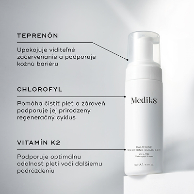 Fľaša čistiaceho prípravku Medik8 Calmwise Soothing Cleanser vystavená na bielom podstavci. Čiary spájajú fľašu s textom, ktorý vysvetľuje hlavné zložky:  teprenón  na upokojenie začervenania,  chlorofyl  na prečistenie pleti a  vitamín K2  na posilnenie pleti.