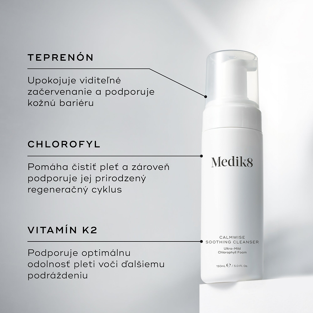 Fľaša čistiaceho prípravku Medik8 Calmwise Soothing Cleanser vystavená na bielom podstavci. Čiary spájajú fľašu s textom, ktorý vysvetľuje hlavné zložky:  teprenón  na upokojenie začervenania,  chlorofyl  na prečistenie pleti a  vitamín K2  na posilnenie pleti.