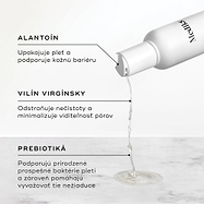 Z fľaštičky tonika Daily Refresh Balancing Toner sa vylieva tekutina, pričom text v grafike vyzdvihuje alantoín na upokojenie, hamamel (Witch Hazel) na stiahnutie pórov a prebiotiká na obnovu rovnováhy kožných baktérií.