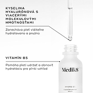 Detailný záber na fľaštičku séra Medik8 Hydr8 B5 a pipetu s čírou tekutinou. Text zvýrazňuje kľúčové zložky: MULTI-WEIGHT HYALURONIC ACID, ktorá zanecháva pleť viditeľne hydratovanú a pružnú, a VITAMÍN B5, ktorý pomáha pokožke udržať a regenerovať vlhkosť pre plnší vzhľad.
