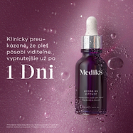 Sklenená fľaštička s kvapkadlom Medik8 Hydr8 B5 Intense je umiestnená uprostred trblietavého fialového pozadia s priehľadnými kvapkami vody. Výrazným písmom je uvedené, že produkt je klinicky overený a viditeľne vypĺňa pleť už za 1 deň.