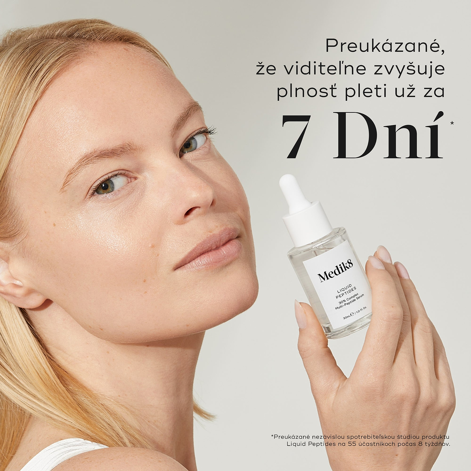 Žena drží fľaštičku séra Liquid Peptides, pričom text na pravej strane uvádza: „Preukázateľne viditeľne zvyšuje plnosť pleti už za 7 dní“, s poznámkou pod čiarou, že toto tvrdenia pochádza z nezávislej spotrebiteľskej štúdie.*