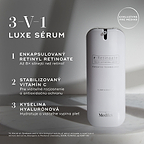 Veľká biela valcovitá bezvzduchová pumpičková fľaša Medik8 r-Retinoate® Day & Night stojí zvislo na svetlosivom minimalistickom pozadí s jemnými tieňmi. Naľavo je text „3-in-1 LUXE SERUM“ s hlavnými vlastnosťami: enkapsulovaný retinyl retinoát (8× silnejší než retinol), stabilizovaný vitamín C pre rozjasnenie a antioxidačný účinok a kyselina hyalurónová pre hydratáciu a vypnutie pleti. Vpravo hore je odznak „Exkluzívne pre Medik8“