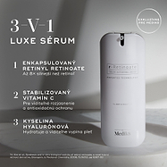 Veľká biela valcovitá bezvzduchová pumpičková fľaša Medik8 r-Retinoate® Day & Night stojí zvislo na svetlosivom minimalistickom pozadí s jemnými tieňmi. Naľavo je text „3-in-1 LUXE SERUM“ s hlavnými vlastnosťami: enkapsulovaný retinyl retinoát (8× silnejší než retinol), stabilizovaný vitamín C pre rozjasnenie a antioxidačný účinok a kyselina hyalurónová pre hydratáciu a vypnutie pleti. Vpravo hore je odznak „Exkluzívne pre Medik8“