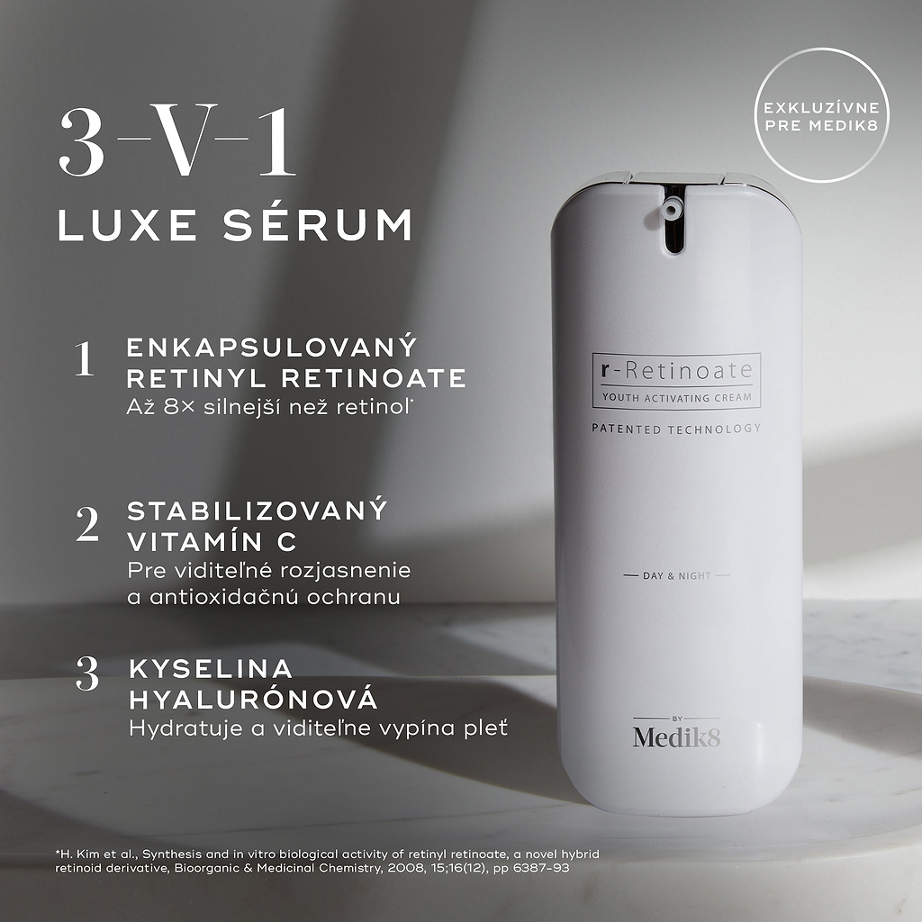 Veľká biela valcovitá bezvzduchová pumpičková fľaša Medik8 r-Retinoate® Day & Night stojí zvislo na svetlosivom minimalistickom pozadí s jemnými tieňmi. Naľavo je text „3-in-1 LUXE SERUM“ s hlavnými vlastnosťami: enkapsulovaný retinyl retinoát (8× silnejší než retinol), stabilizovaný vitamín C pre rozjasnenie a antioxidačný účinok a kyselina hyalurónová pre hydratáciu a vypnutie pleti. Vpravo hore je odznak „Exkluzívne pre Medik8“