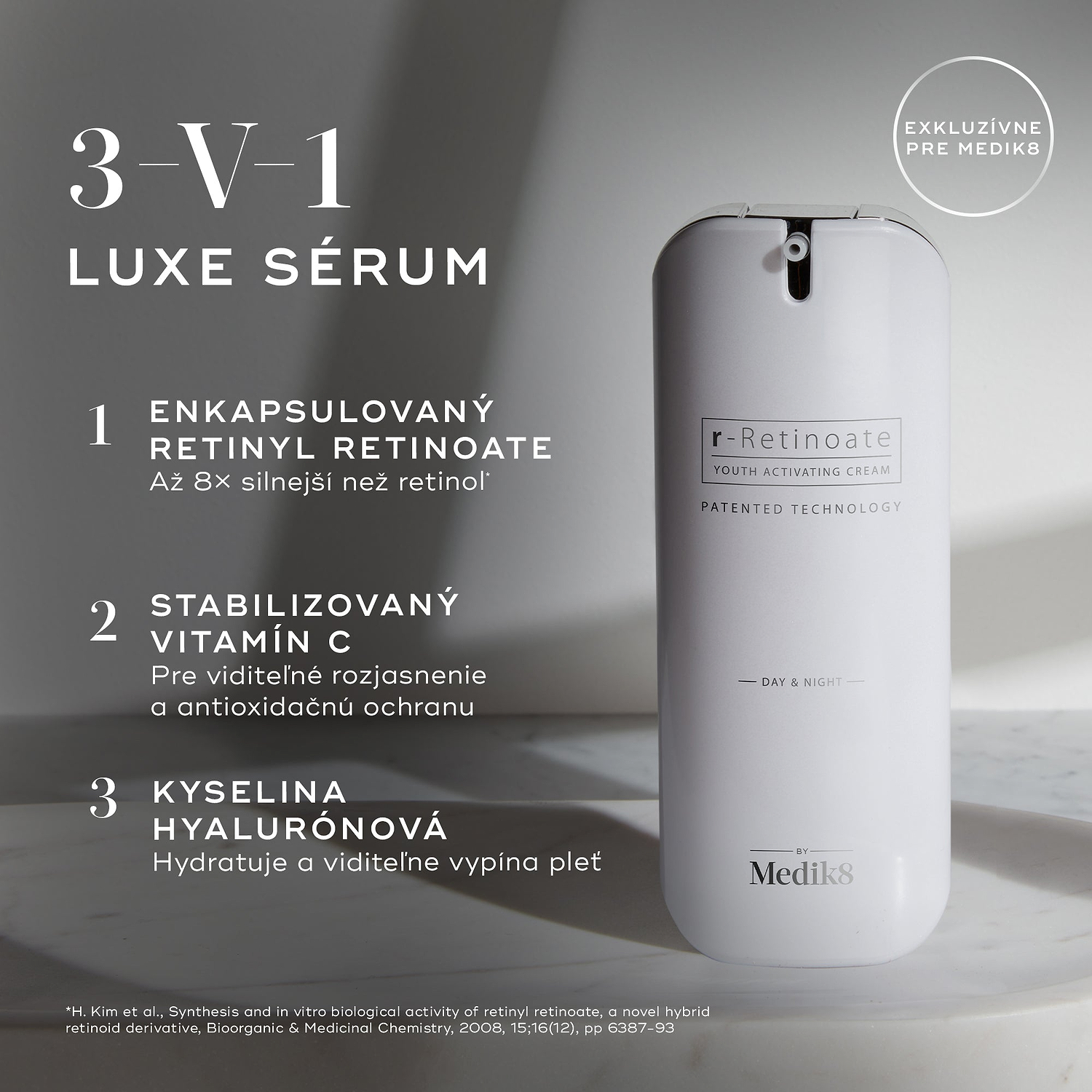 Veľká biela valcovitá bezvzduchová pumpičková fľaša Medik8 r-Retinoate® Day & Night stojí zvislo na svetlosivom minimalistickom pozadí s jemnými tieňmi. Naľavo je text „3-in-1 LUXE SERUM“ s hlavnými vlastnosťami: enkapsulovaný retinyl retinoát (8× silnejší než retinol), stabilizovaný vitamín C pre rozjasnenie a antioxidačný účinok a kyselina hyalurónová pre hydratáciu a vypnutie pleti. Vpravo hore je odznak „Exkluzívne pre Medik8“