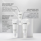 Tuby Medik8 Advanced Day Eye Protect, Advanced Day Ultimate Protect a Advanced Day Total Protect sú zobrazené na bielych valcovitých podstavcoch na sivom pozadí. Text pri Advanced Day Eye Protect uvádza ochranu SPF 30 optimalizovanú pre jemné očné okolie. Text pri Advanced Day Ultimate Protect zdôrazňuje ochranu SPF 50+, enzým na opravu DNA a 360° ochranu pred environmentálnymi vplyvmi. Text pri Advanced Day Total Protect popisuje ľahkú ochranu SPF 30 s 360° environmentálnym štítom.
