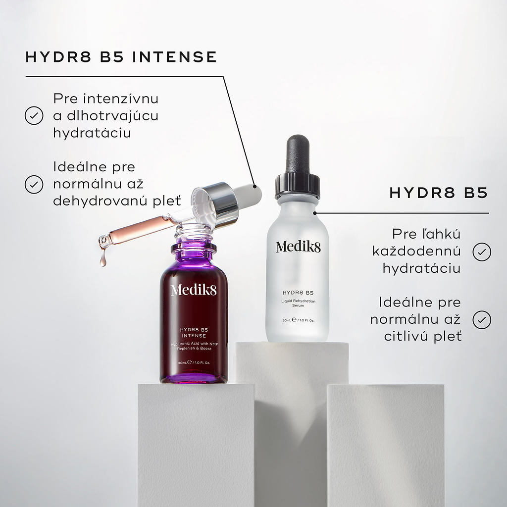 Fľaštičky Medik8 Hydr8 B5 Intense a Hydr8 B5 stoja na bielych podstavcoch na čistom, jasnom pozadí. Text uvádza benefity Hydr8 B5 Intense ako „pre zosilnenú, dlhotrvajúcu hydratáciu“ a „ideálny pre normálnu až dehydratovanú pleť“. Benefity Hydr8 B5 zahŕňajú „pre ľahkú každodennú hydratáciu“ a „ideálny pre normálnu až citlivú pleť“.
